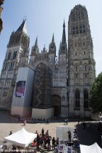 Titre: Performance sur le parvis de la cathédrale de Rouen. Auteur: 